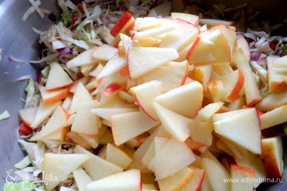 Перемешать в соке и перенести яблочки в салат.
