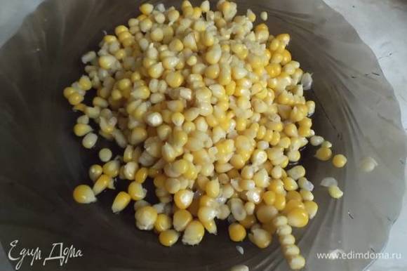 Вариант первый: заморозка готовой кукурузы. Початки отварить с сахаром и солью из расчета, как написано в ингредиентах, молочные початки — не менее 40 минут. Пробуйте зерно на готовность. Время варки может увеличиться.