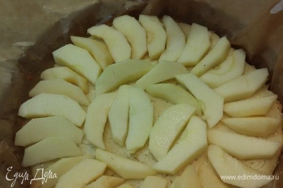 Для начинки яблоки очистить от сердцевины и кожуры, нарезать на дольки. Выложить их на тесто 1. Посыпать сахаром. Можно добавить корицу.