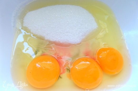 Всыпать сахар (в оригинале — 3/4 стакана, у меня вышло по граммам так) и ваниль в яйца.