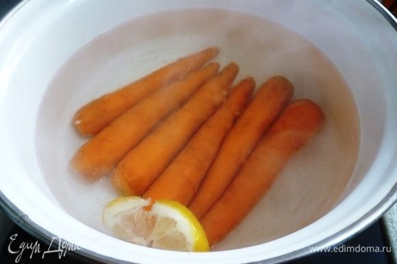Морковь помыть, обрезать хвостики и кончики и проварить в кипящей воде 1 минуту. Достать ее из кастрюли и сразу охладить в холодной воде, чтобы остановить процесс готовки.