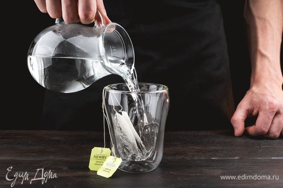 Вскипятите очищенную воду. 2 пакетика чая Newby «Зеленая сенча» поместите в чашку и залейте 100 мл кипятка, дайте настояться 5 минут.