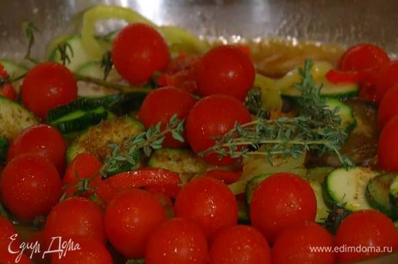 Выложить в сковороду с овощами помидоры на веточках, влить вино, добавить тимьян, увеличить огонь, накрыть крышкой и готовить 5 минут.