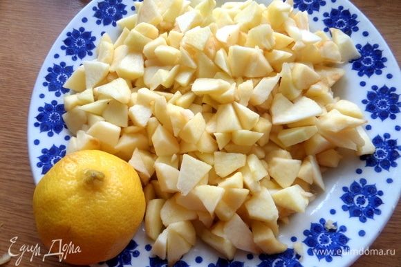 Яблоки нарезать и сразу полить соком лимона, перемешать и так чистить дальше яблочки.