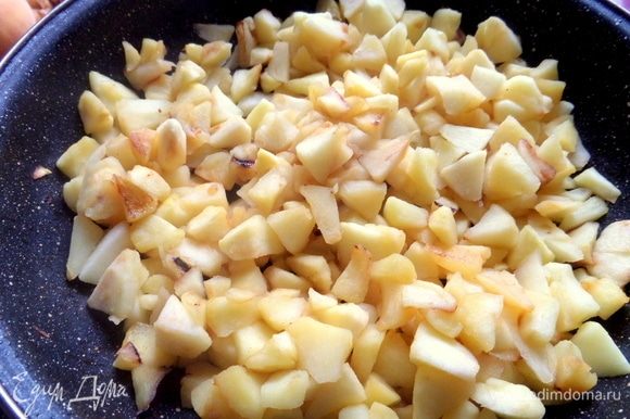 Растопить кусочек сливочного масла в сковороде с толстым дном и высыпать в нее яблоки. Немного обжарить.