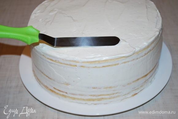 Собираем наш торт, выравниваем края и верх торта.
