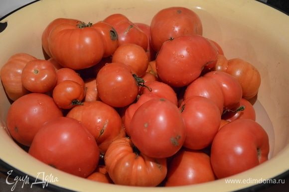 Отбираем спелые помидоры, моем и режем на крупные дольки. Я режу сразу в кастрюлю (желательно выбрать емкость побольше).