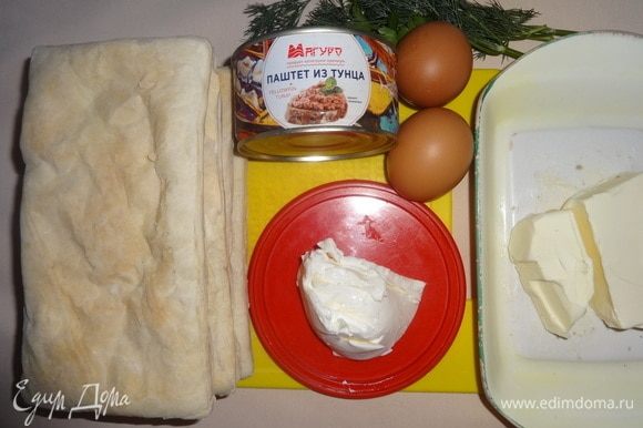 Пока остужаются коржи, подготовить все остальные продукты. Достать из холодильника сливочный сыр и сливочное масло, открыть паштет из тунца ТМ «Магуро».