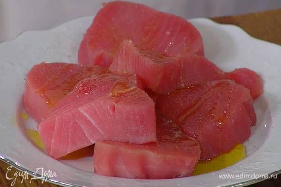 Стейки тунца сбрызнуть оливковым маслом, посолить и поперчить.