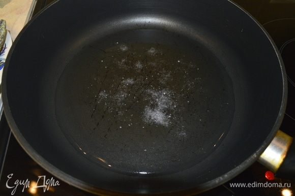 В сковороду наливаем воду, солим, ставим на средний огонь и ждем, пока закипит.