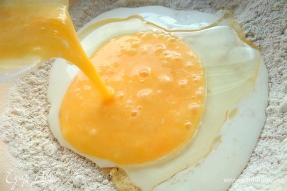 Взбить отдельно 2 яйца, тоже добавить в смесь. Взбить венчиком тесто.