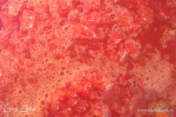 Запекать при 180°C около часа. Овощи остудить, снять кожицу с перцев и помидоров, измельчить мякоть блендером.