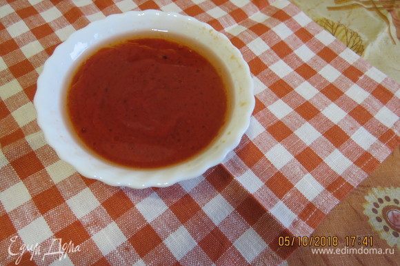 В другой емкости смешать томатную пасту ТМ «Помидорка», растительное масло и еще 100 мл теплой воды. В оставшиеся 100 мл теплой воды добавить соль.