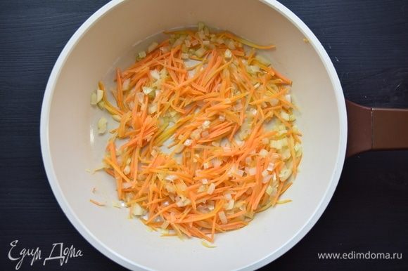 Лук нарезать кубиками, морковь натереть на терке. Пассеровать овощи на оливковом масле в течение 3 минут.