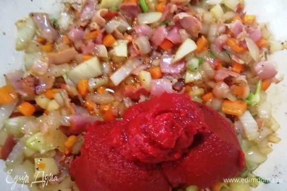 Обжариваем овощи 5–6 минут, затем добавляем томатную пасту и перемешиваем.