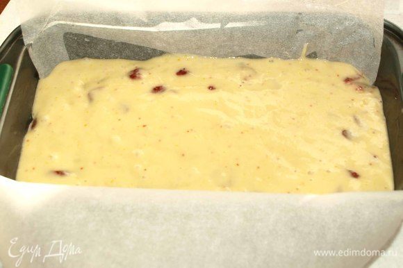 Форму для выпекания смазать растительным маслом. Выкладываем тесто в форму и отправляем в заранее разогретую до 180°С духовку на 40 минут или до «сухой спицы». Готовность кекса проверить бамбуковой палочкой, если палочка сухая, то кекс готов.