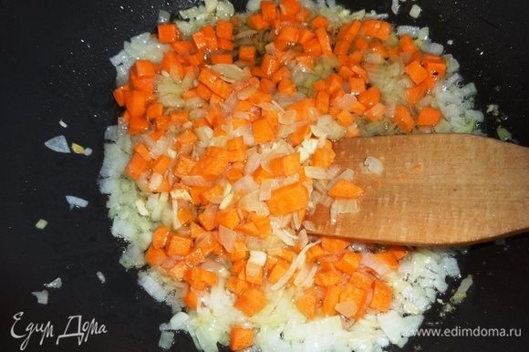 Добавить морковь и продолжать обжаривать еще минут 5–7.