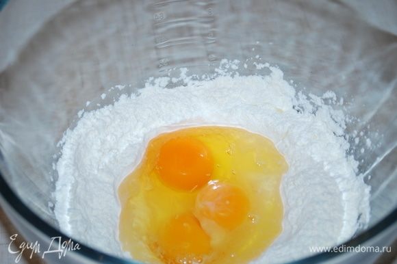 Из муки, яиц и щепотки соли замешиваем тесто.