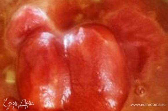 Добавить томаты в собственном соку ТМ «Помидорка» и варить до кипения.