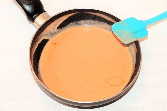 Добавляем молочную смесь в мучную и, периодически перемешивая, доводим соус до небольшого загустения.