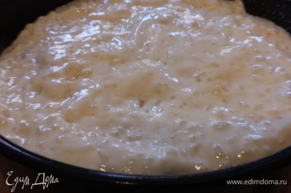 Покрыть оставшейся рисовой массой и запекать в заранее разогретой до 180°C духовке 20 минут.