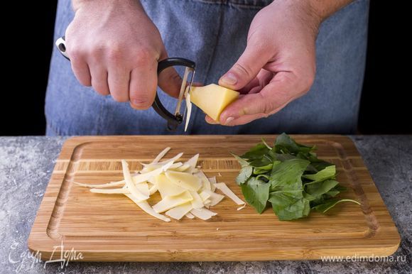 Базилик порвите руками, твердый сыр нарежьте слайсами с помощью овощечистки.
