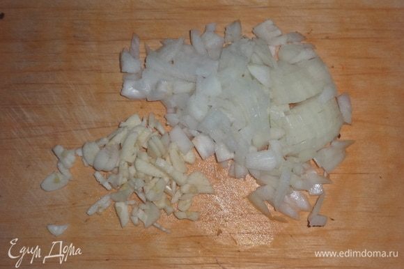 Для соуса лук и чеснок очистить, нарезать мелкими кубиками.