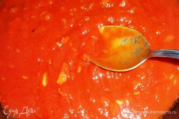 В сковороду с обжаренными луком и чесноком вылить разведенную томатную пасту.