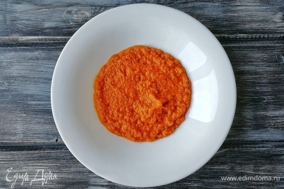 На дно тарелки наливаем наш томатно-овощной соус.