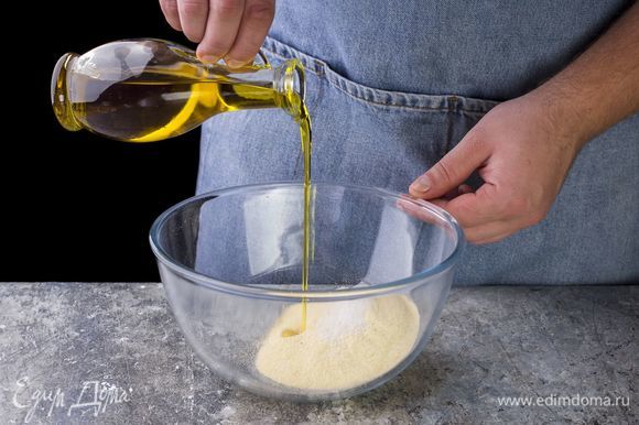 Влейте немного масла, вбейте яйца и размешайте. Полученное тесто замесите вручную в течение 5–6 минут, оно должно получиться рассыпчатым. Заверните готовое тесто в пищевую пленку и оставьте в холодильнике на 30 минут.