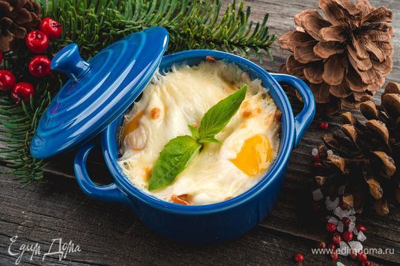 Готовьте яйца кокот в духовке при 180°C в течение 15–20 минут. Приятного аппетита!