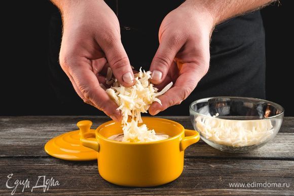Посыпьте креветки тертым сыром.