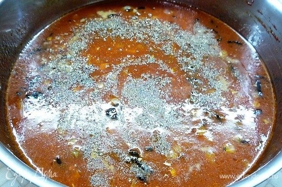Вливаем 300 мл воды, солим и перчим по вкусу, добавляем смесь итальянских трав, перемешиваем и возвращаем на плиту. Варим соус на медленном огне 7–10 минут. За это время вода выпарится, и соус станет немножко гуще.
