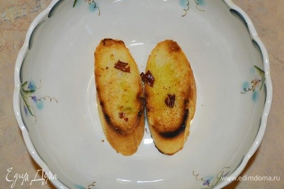 На дно тарелки поставить хлеб черствый (можно тосты, смазанные маслом), посыпать перцем. Сверху налить суп.