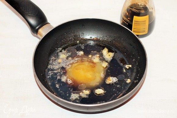 В чесночное масло добавить мед, 1 ст. л. воды и соевый соус. Перемешать и растопить мед.