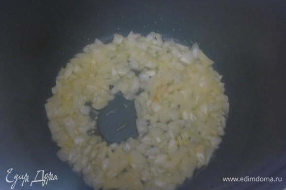 На оливковом масле обжарьте лук-порей и чеснок (если нет порея, можно заменить луком репчатым).
