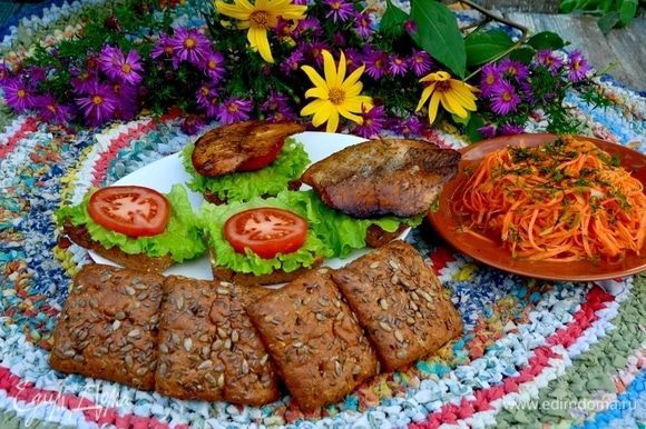 На хлеб выложить лист салата, помидор, рыбу.