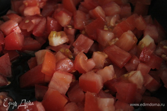 Добавить нарезанное куриное филе. Готовить минут 5. Добавить нарезанные помидоры, томатный соус, соль, перец. Тушить еще 5 минут.