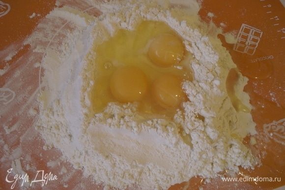 Для теста: смешать муку с манной крупой. Выложить горкой на плоскую поверхность, сделать углубление, разбить яйца, добавить соль и оливковое масло.