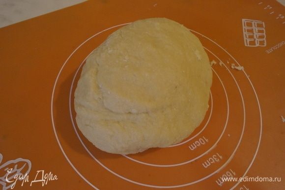 Аккуратно подсыпая муку с краев горки, начать замешивать тесто. В итоге должен получиться плотный, но в тоже время податливый колобок из теста.