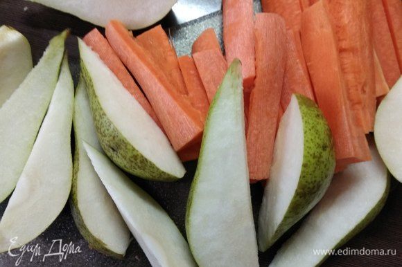 В это время займемся гарниром. Режем очищенную крупную морковь полосками, груши сорта конференция — ломтиками (фрукт делим примерно на 6–8 частей).
