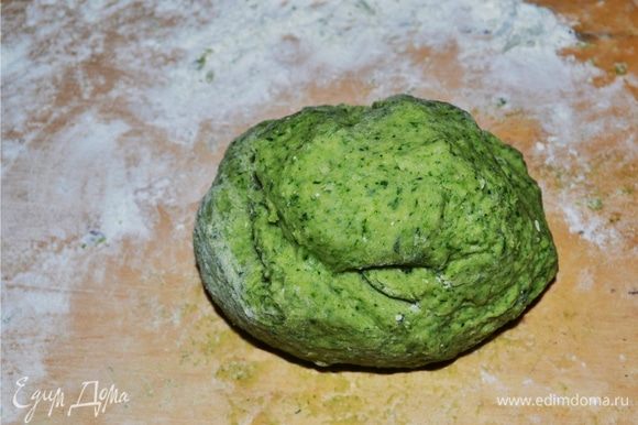 Затем замешиваем тесто. Оно должно получиться гладким и эластичным, красивого зеленого цвета. Готовое тесто завернем в пленку и уберем отдыхать в холодильник минут на 20.