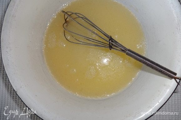 В миске соединить теплую воду, яйцо, соль, растительное масло, взболтать.