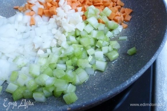Лук, чеснок, морковь и сельдерей нарезать мелким кубиком и отправить на сковороду с оливковым маслом. Перец чили кладите по вкусу, я положила треть стручка.