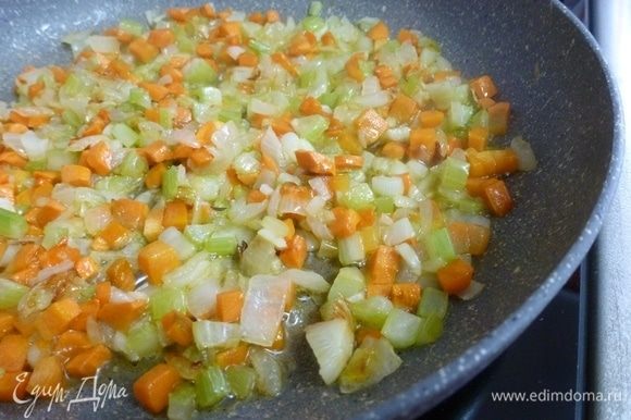 Приготовить софритто — пассеровку из овощей.