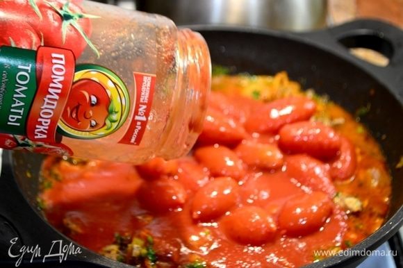 Далее в рагу добавляем помидоры в собственном соку ТМ «Помидорка», зелень, чеснок, натертый на терке, и даем еще потомиться нашему рагу.
