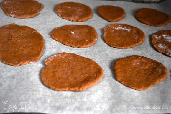 Раскатать, придать печеньям форму. Выпекать на пергаменте (или коврике для выпечки) в течение 25–30 минут при температуре 170°C до появления румянца.