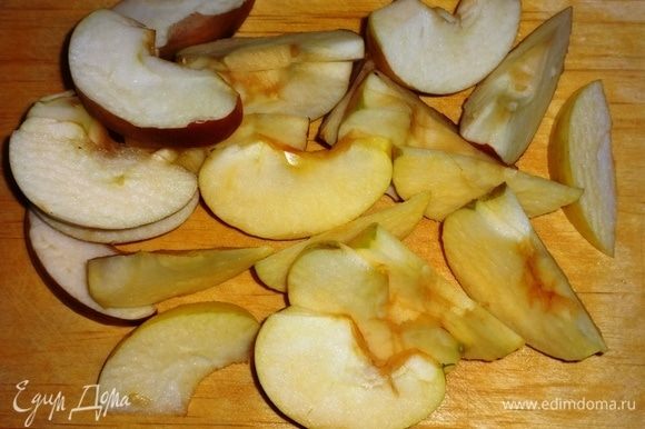 Яблоки помыть, разрезать пополам, удалить сердцевину. Нарезать яблоки крупными дольками.