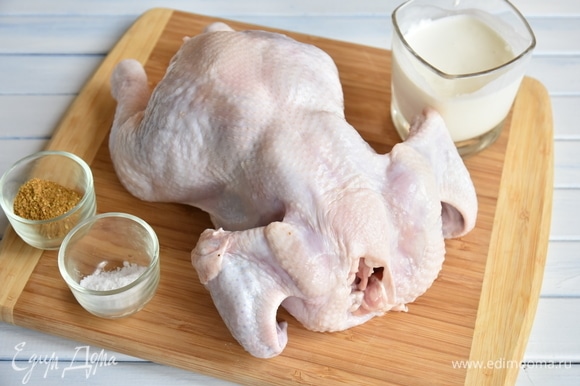 Для приготовления чкмерули подготовить необходимые продукты. Тушку цыпленка обмыть под проточной водой и обсушить бумажным полотенцем.