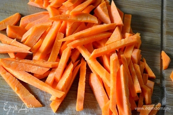 Морковь — соломкой.